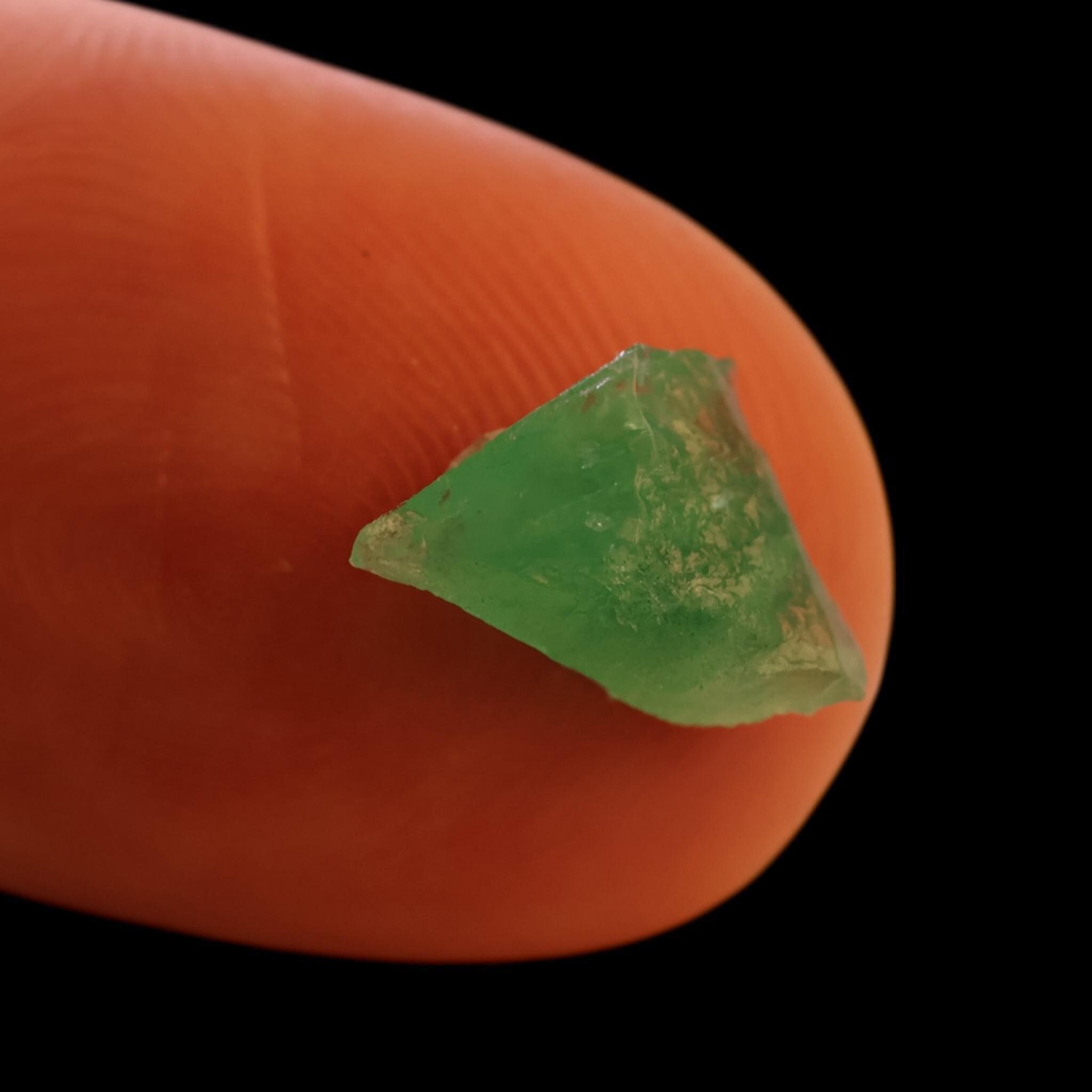Natural emerald crystal from colombia, vivid green raw emerald for jewellery making or display, may birthstone collector specimen - Image 9