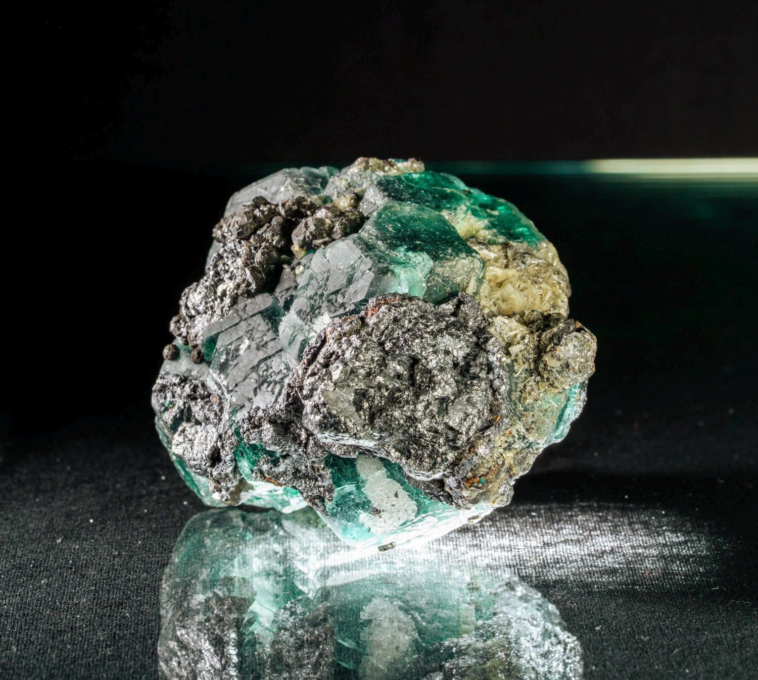 Green fluorite crystal on matrix natural cubic fluorite cluster uv reactive fluorite mineral specimen peru - Image 4