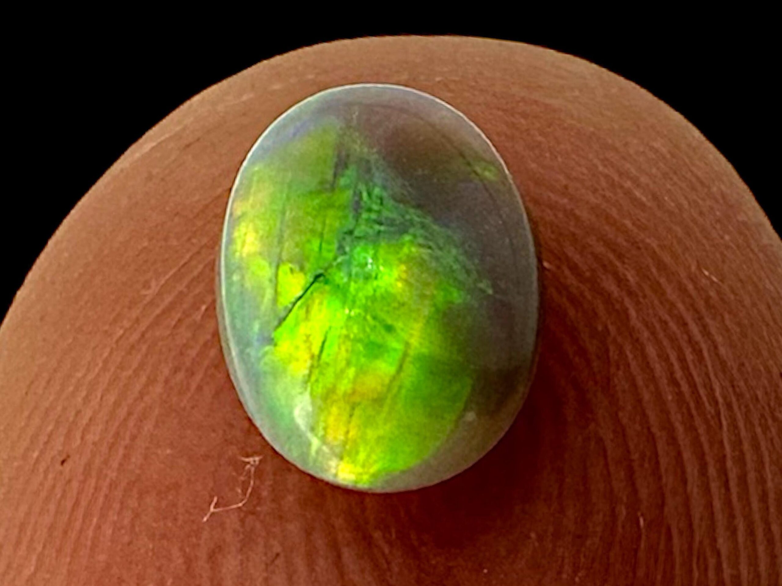 Lightning ridge black opal cabochon: green fire gemstone (8x5 mm) - Image 2