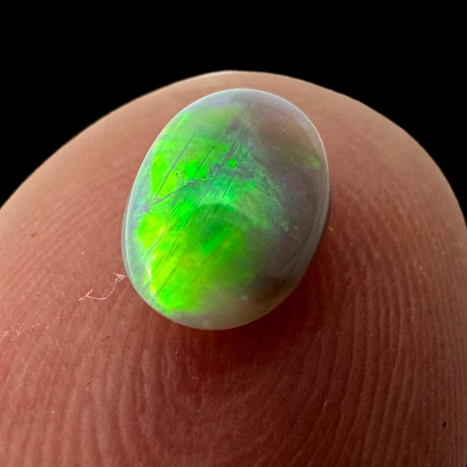 Lightning ridge black opal cabochon: green fire gemstone (8x5 mm) - Image 3