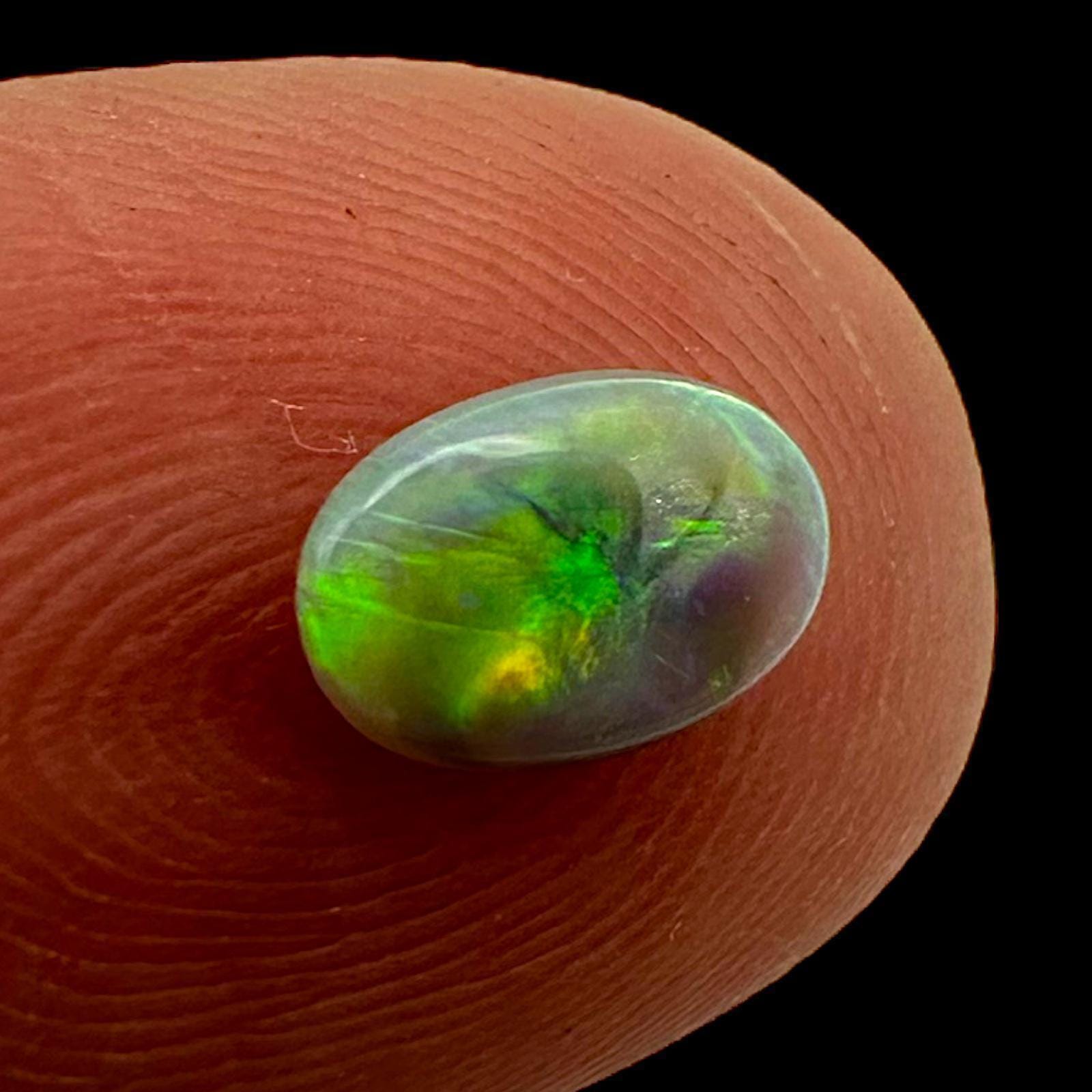 Lightning ridge black opal cabochon: green fire gemstone (8x5 mm) - Image 5