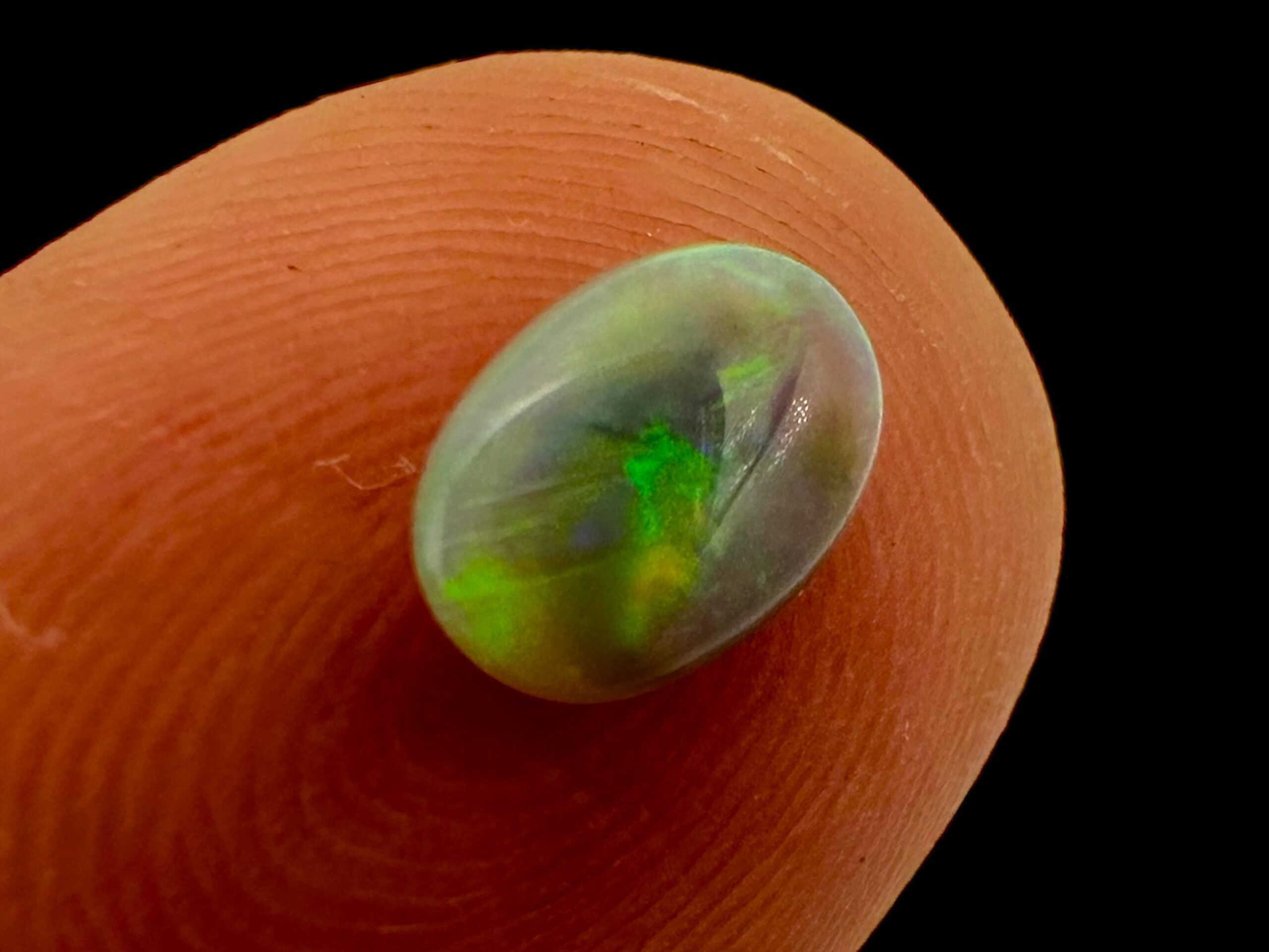 Lightning ridge black opal cabochon: green fire gemstone (8x5 mm) - Image 6