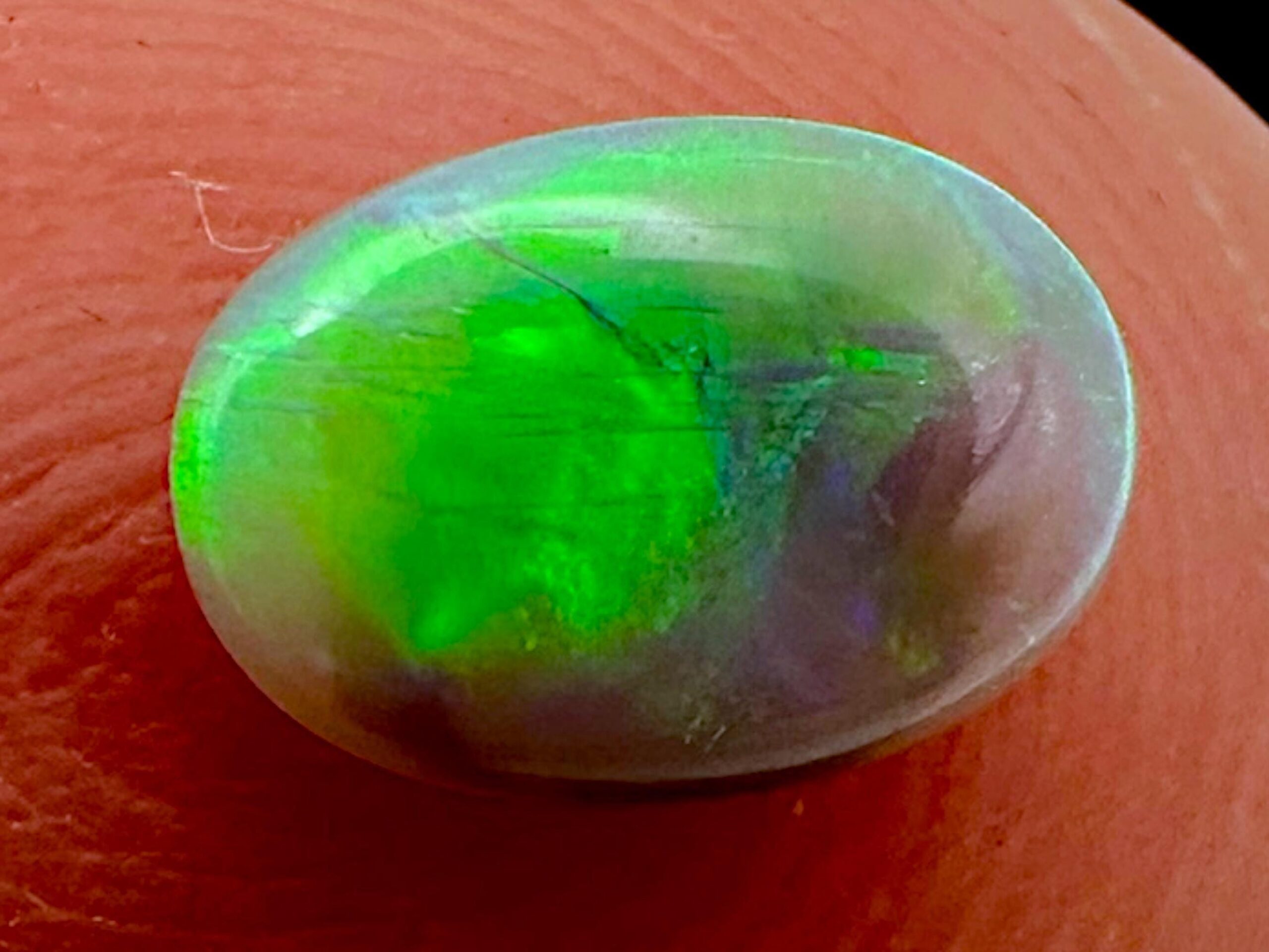 Lightning ridge black opal cabochon: green fire gemstone (8x5 mm) - Image 7